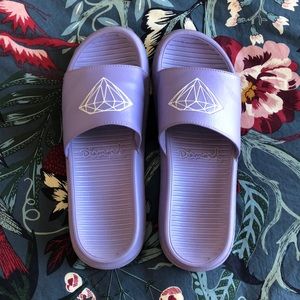 💜💎Diamond Supply Co. lavender slide sandals💎💜